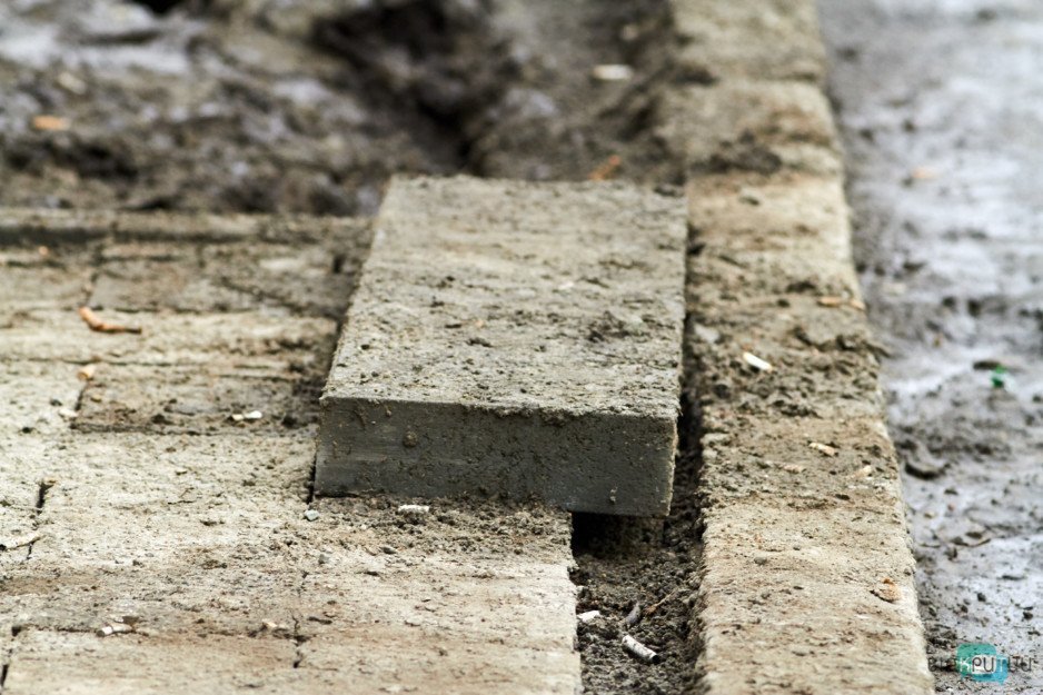 Кривую плитку на улице Курчатова в Днепре начали ремонтировать молотками - рис. 4