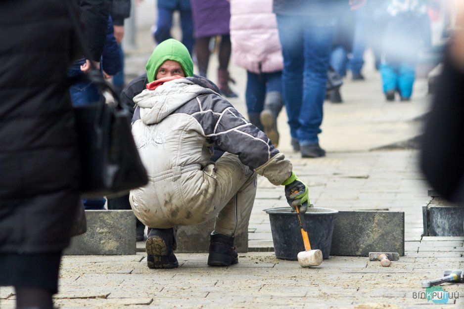 Кривую плитку на улице Курчатова в Днепре начали ремонтировать молотками - рис. 7