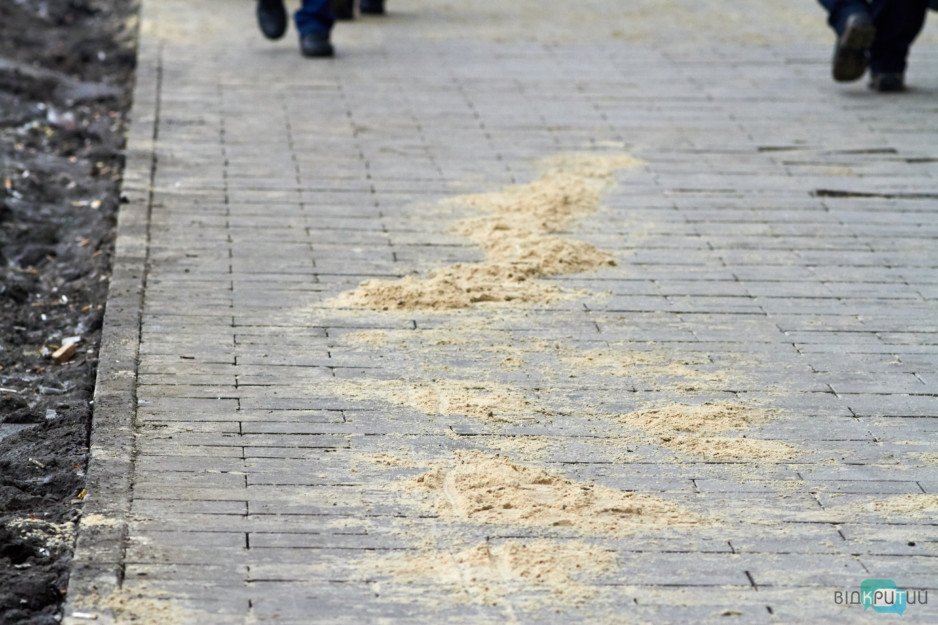 Кривую плитку на улице Курчатова в Днепре начали ремонтировать молотками - рис. 11