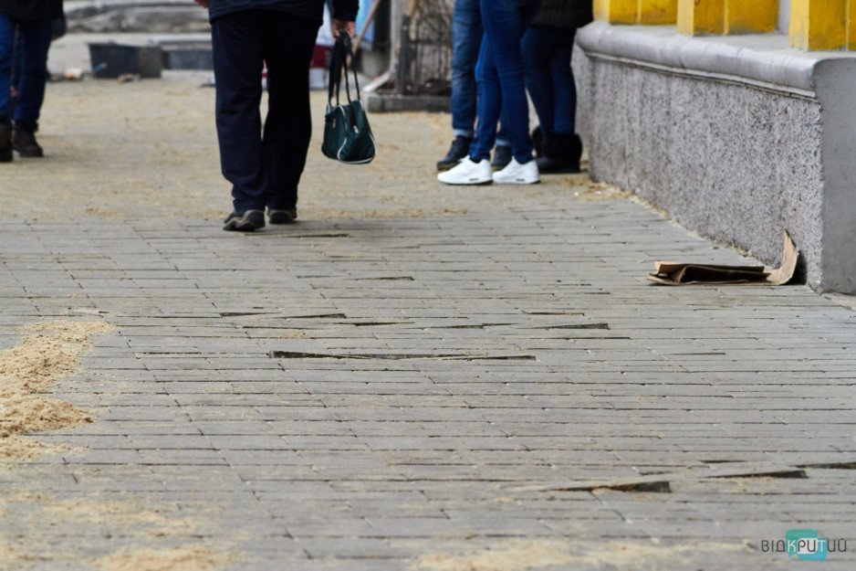 Кривую плитку на улице Курчатова в Днепре начали ремонтировать молотками - рис. 12