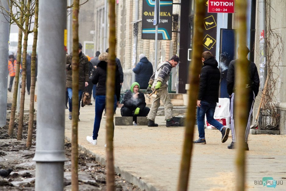 Кривую плитку на улице Курчатова в Днепре начали ремонтировать молотками - рис. 9