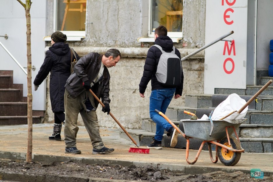 Кривую плитку на улице Курчатова в Днепре начали ремонтировать молотками - рис. 10