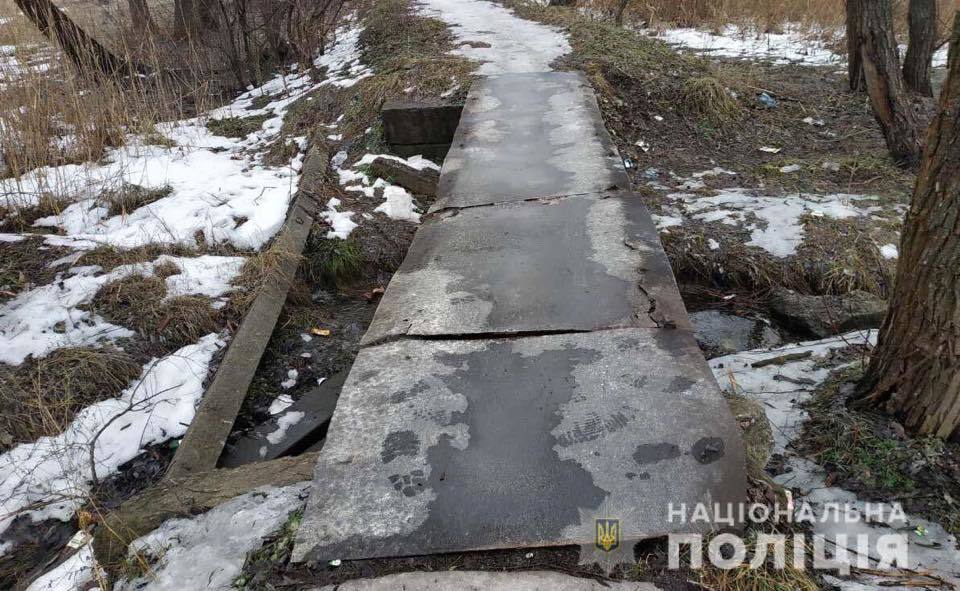В Днепре задержали мужчину, который ударил приятеля топором в шею В Днепре задержали мужчину, который ударил приятеля топором в шею