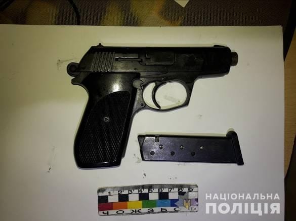 В Днепре задержали мужчину, который стрелял в человека с балкона своего дома В Днепре задержали мужчину, который стрелял в человека с балкона своего дома
