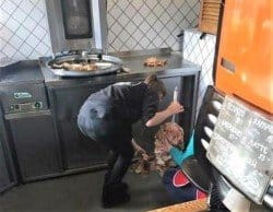 На автовокзале Днепра продают шаурму с пола - рис. 17