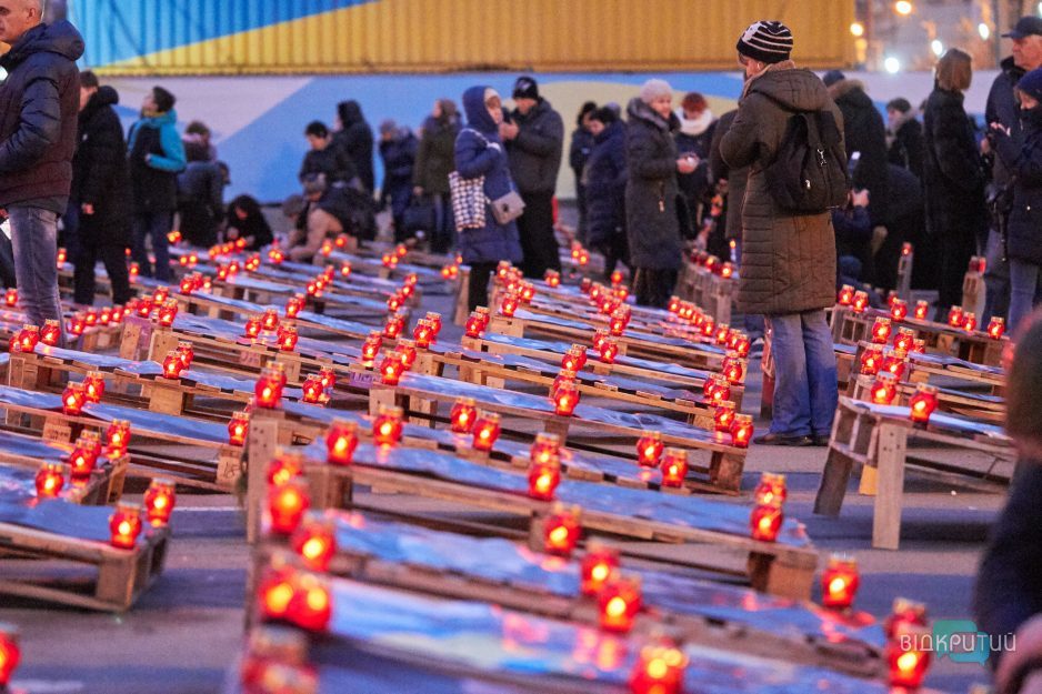 В центре Днепра провели патриотический флешмоб «Герои не умирают» - рис. 16