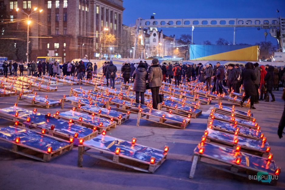 В центре Днепра провели патриотический флешмоб «Герои не умирают» - рис. 18