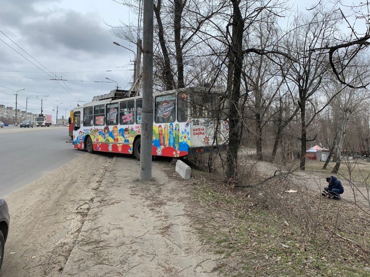 В Днепре возле Нового моста троллейбус слетел в кювет - рис. 3