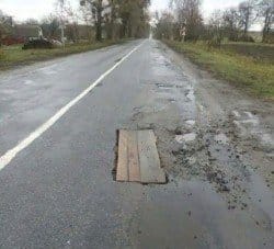 В Днепре яму на асфальте залатали досками - рис. 5
