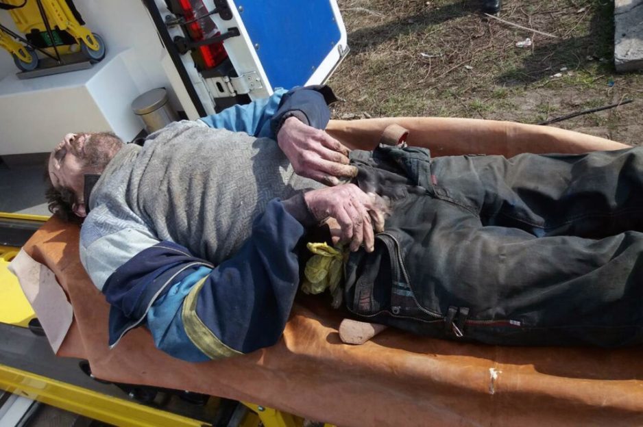 В Кривом Роге спасатели достали человека, который упал в открытый люк - рис. 2