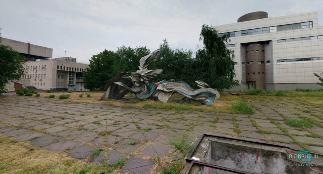 В Днепре возле стадиона «Метеор» снесли скульптуру «Дніпрові хвилі» - рис. 5