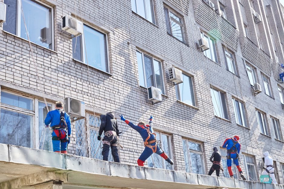 В Днепре по стенам детской больницы на тросах ходили супергерои - рис. 8