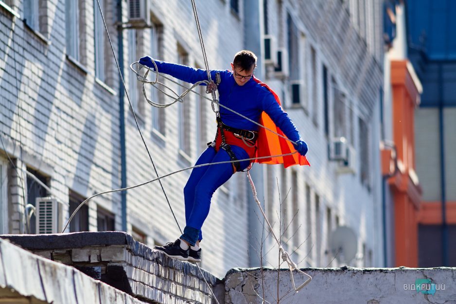 В Днепре по стенам детской больницы на тросах ходили супергерои - рис. 12