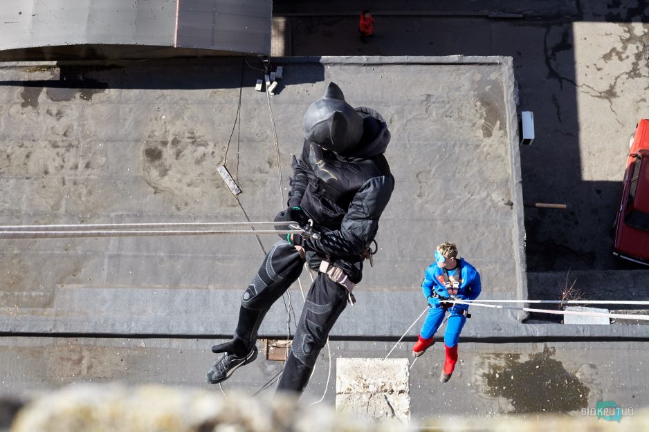 В Днепре по стенам детской больницы на тросах ходили супергерои - рис. 24