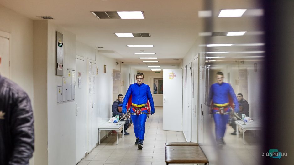 В Днепре по стенам детской больницы на тросах ходили супергерои - рис. 6