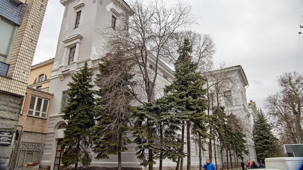 В Днепре с главного корпуса горного университета после реконструкции осыпается штукатурка - рис. 3
