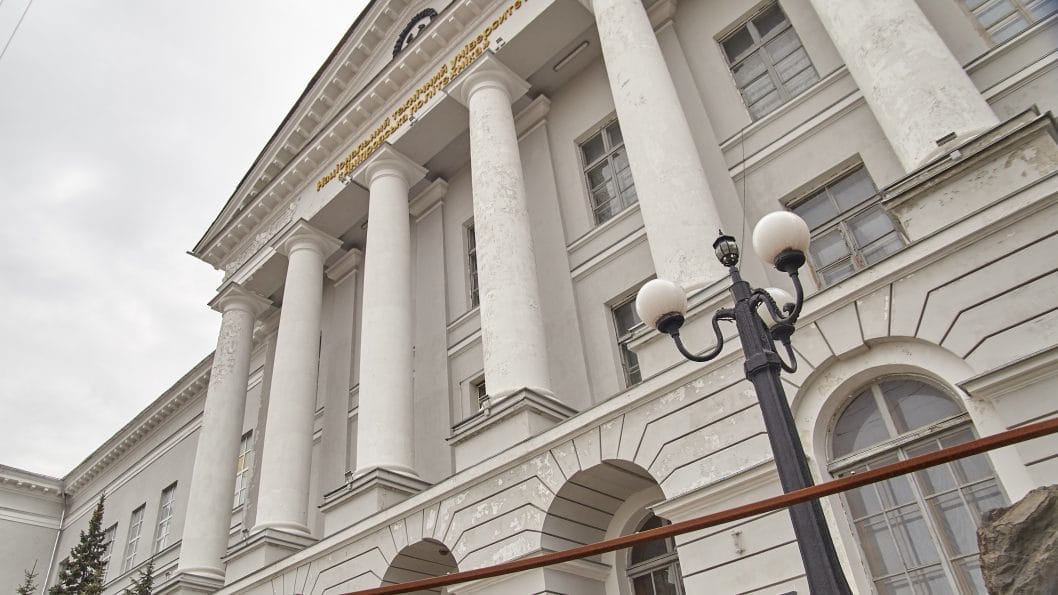 В Днепре с главного корпуса горного университета после реконструкции осыпается штукатурка - рис. 8