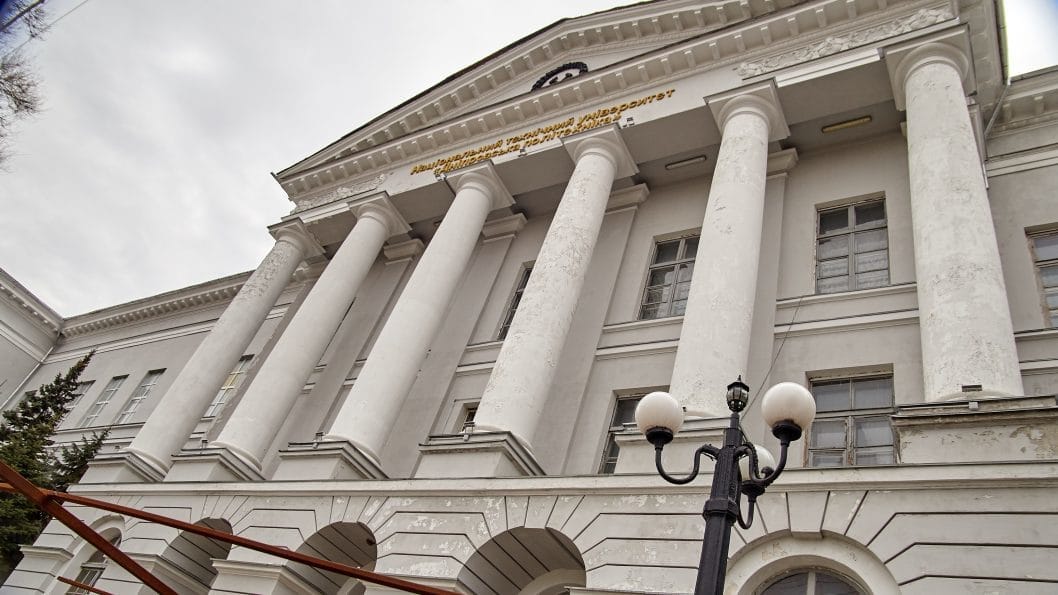 В Днепре с главного корпуса горного университета после реконструкции осыпается штукатурка - рис. 7