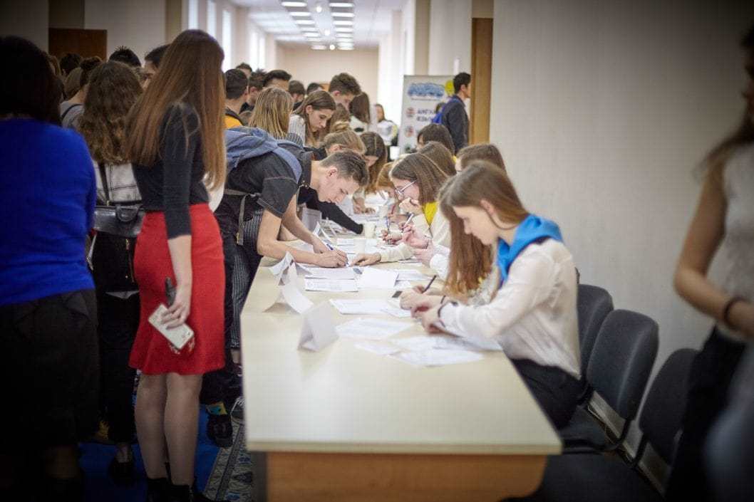 В Днепре школьники выбирали Президента Украины - рис. 2