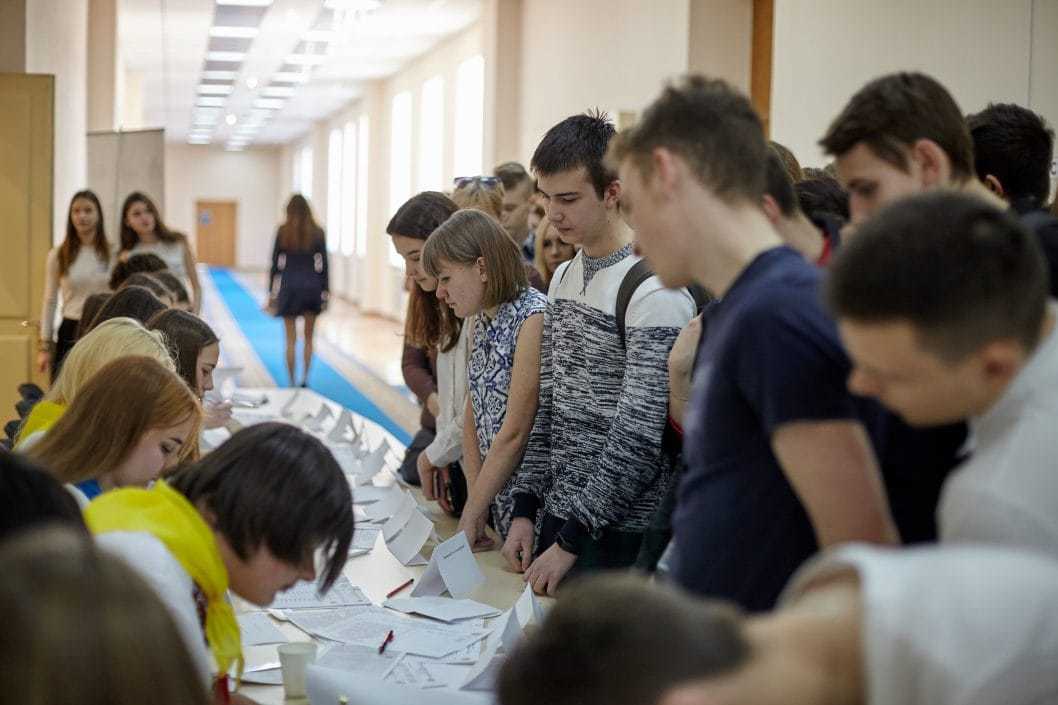 В Днепре школьники выбирали Президента Украины - рис. 1