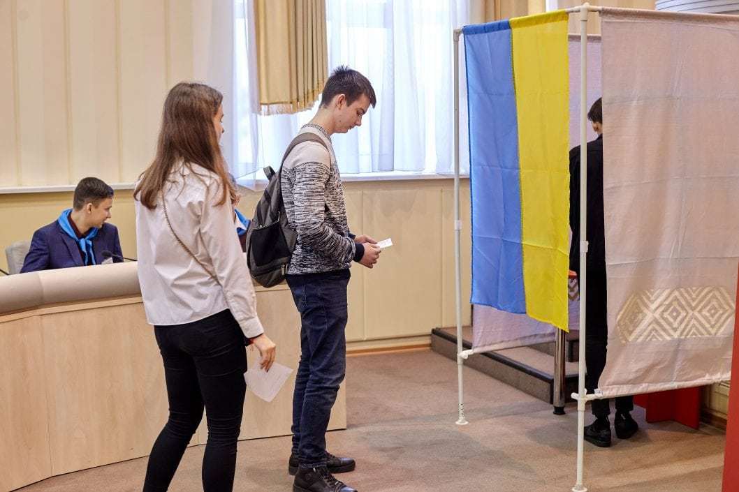 В Днепре школьники выбирали Президента Украины - рис. 3