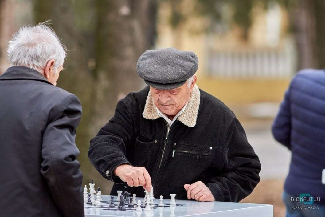 «Шах и мат»: как днепряне проводят свободное время в парке Шевченко - рис. 5