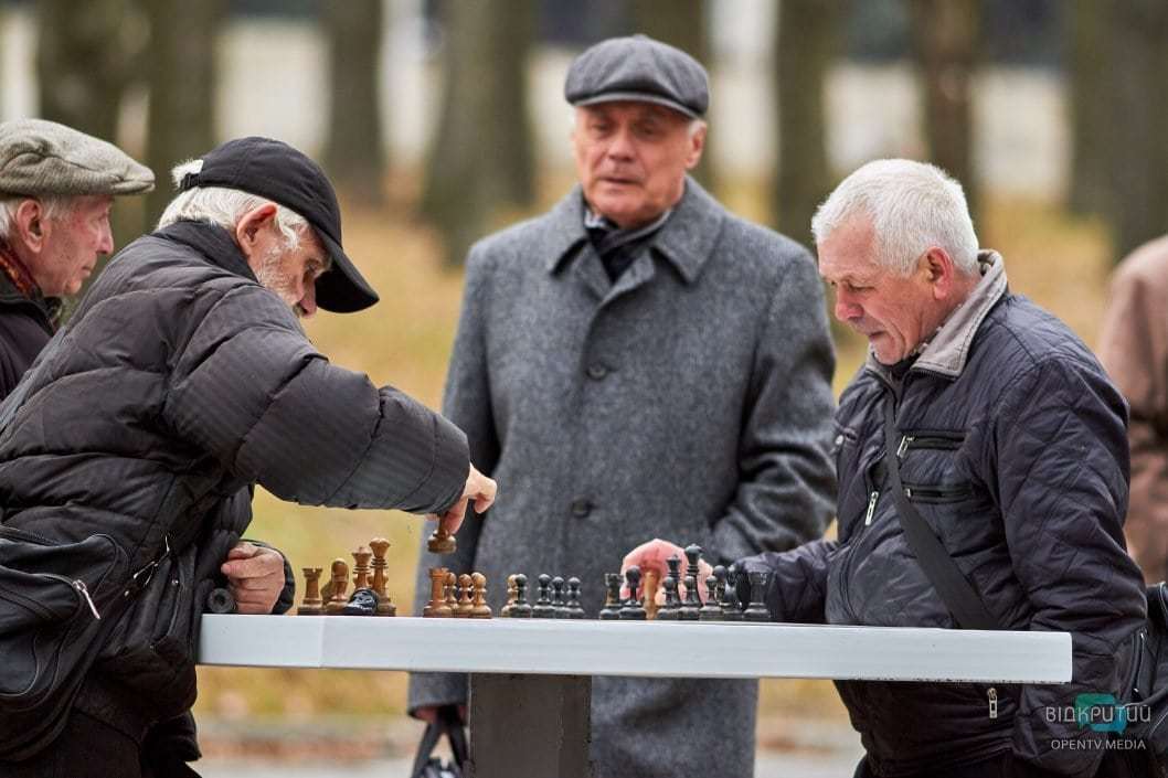 «Шах и мат»: как днепряне проводят свободное время в парке Шевченко - рис. 7