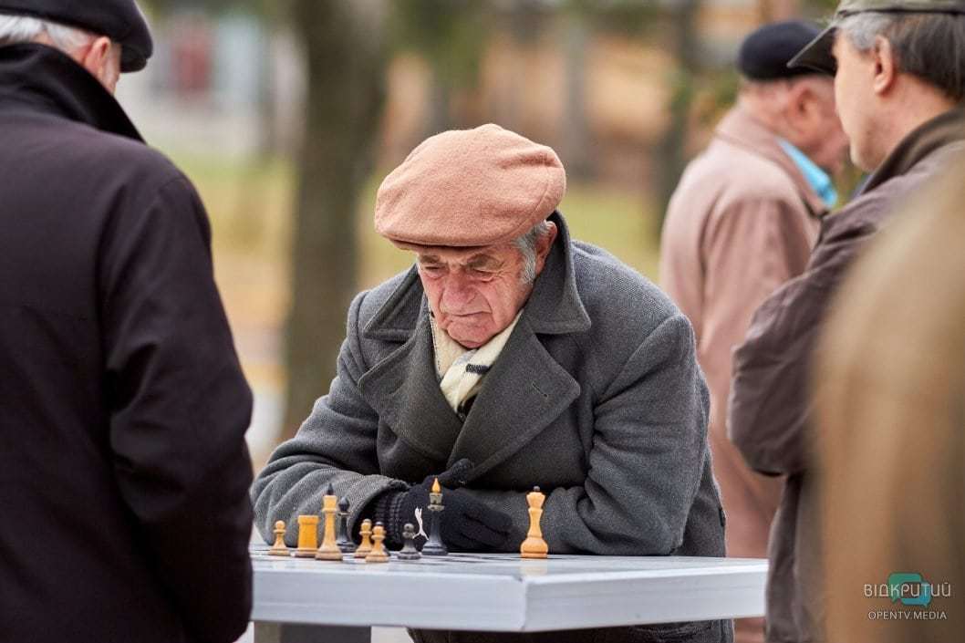 «Шах и мат»: как днепряне проводят свободное время в парке Шевченко - рис. 10