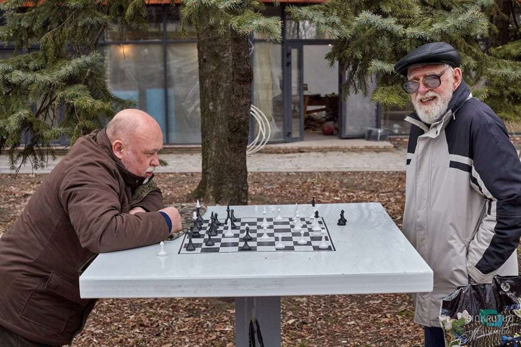 «Шах и мат»: как днепряне проводят свободное время в парке Шевченко - рис. 9
