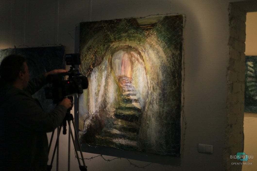 В Днепре к пятой годовщине аннексии Крыма открылась выставка художественных работ «Qirim» - рис. 2