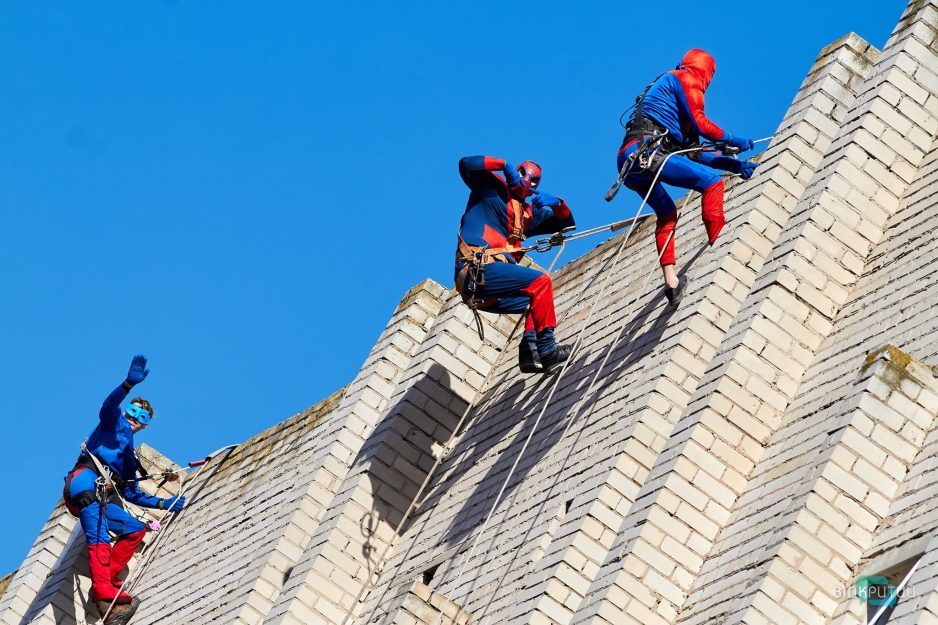 У Дніпрі супергерої-альпіністи спустилися з даху лікарні аби порадувати хворих дітей - рис. 2