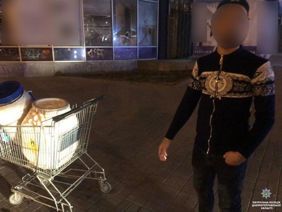 В центре Днепра мужчина вылил отходы в ливневую канализацию - рис. 1