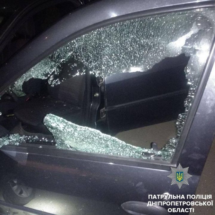 В Днепре ночью подростки грабили автомобили и были пойманы на «горячем» - рис. 1