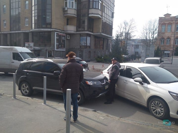 ДТП на Староказацкой в Днепре: столкнулись Mitsubishi и Citroen - рис. 3