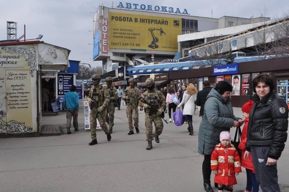 Как в Днепре накануне выборов спецназ СБУ патрулирует вокзалы и аэропорт - рис. 2