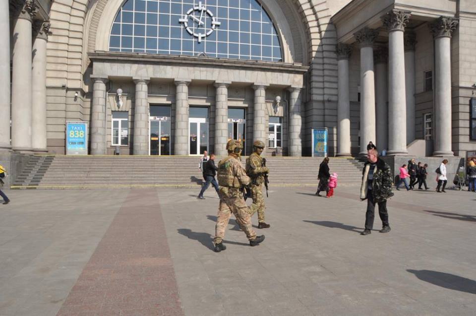 Как в Днепре накануне выборов спецназ СБУ патрулирует вокзалы и аэропорт - рис. 4