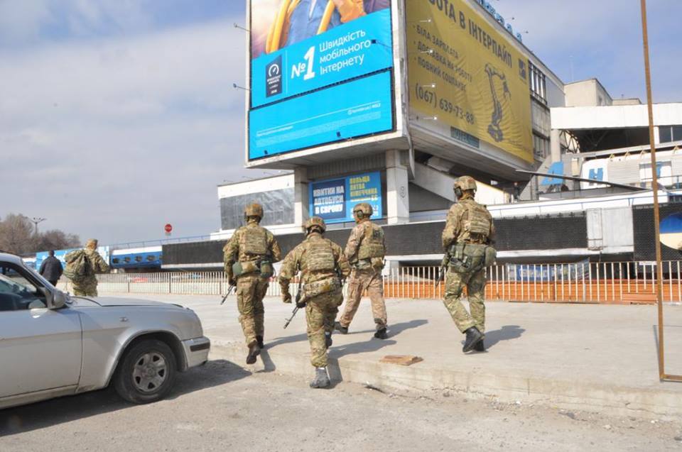Как в Днепре накануне выборов спецназ СБУ патрулирует вокзалы и аэропорт - рис. 5