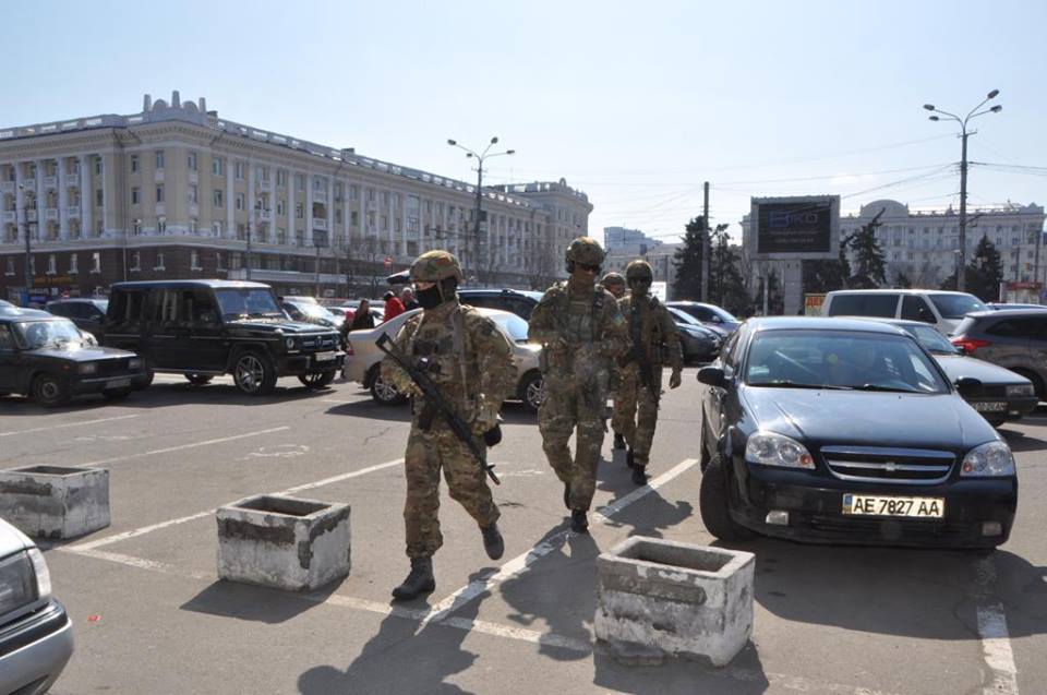 Как в Днепре накануне выборов спецназ СБУ патрулирует вокзалы и аэропорт - рис. 7