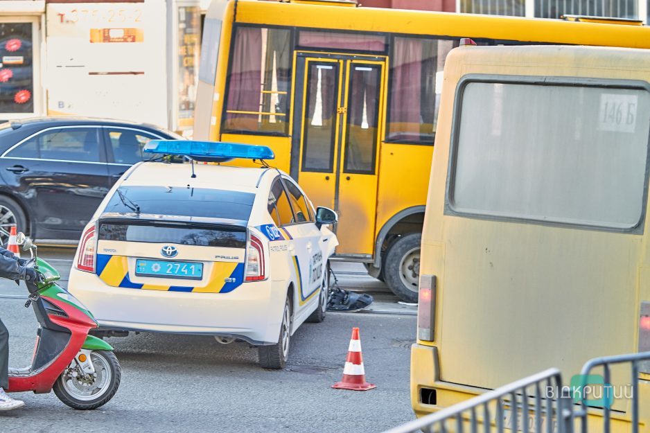 В Днепре возле «Озерки» столкнулись полицейское авто и маршрутка: движение трамваев парализовано - рис. 1
