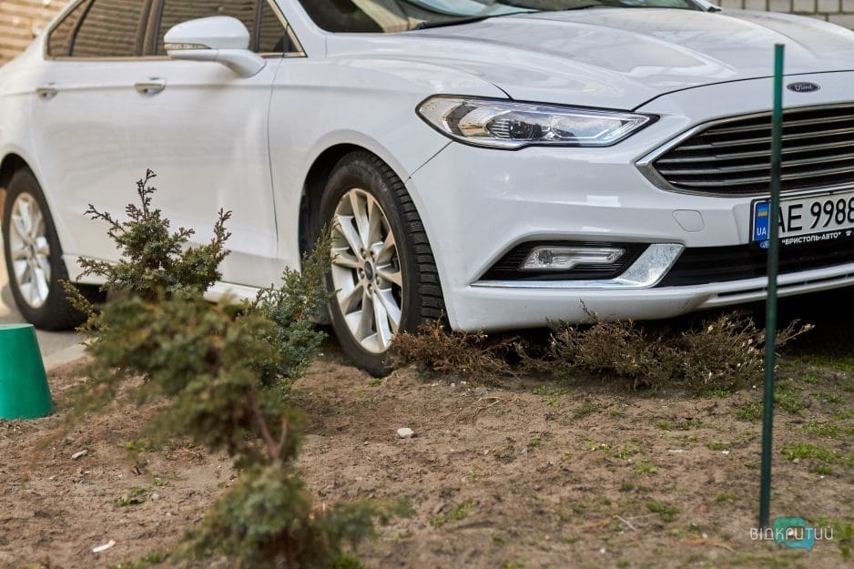 Автохам в Днепре: собственница Ford паркуется на газоне - рис. 2