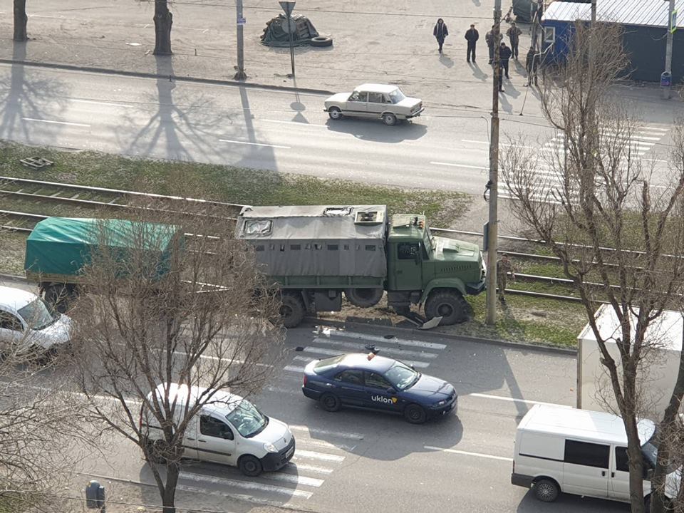 В Днепре на Донецком шоссе военный КРаЗ протаранил иномарку - рис. 1