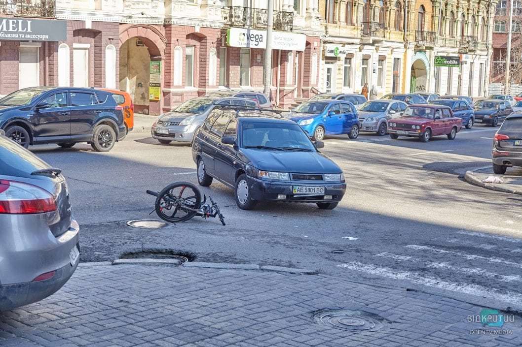 В Днепре на перекрестке Фабра и Мечникова ВАЗ столкнулся с велосипедистом: есть пострадавшие - рис. 2