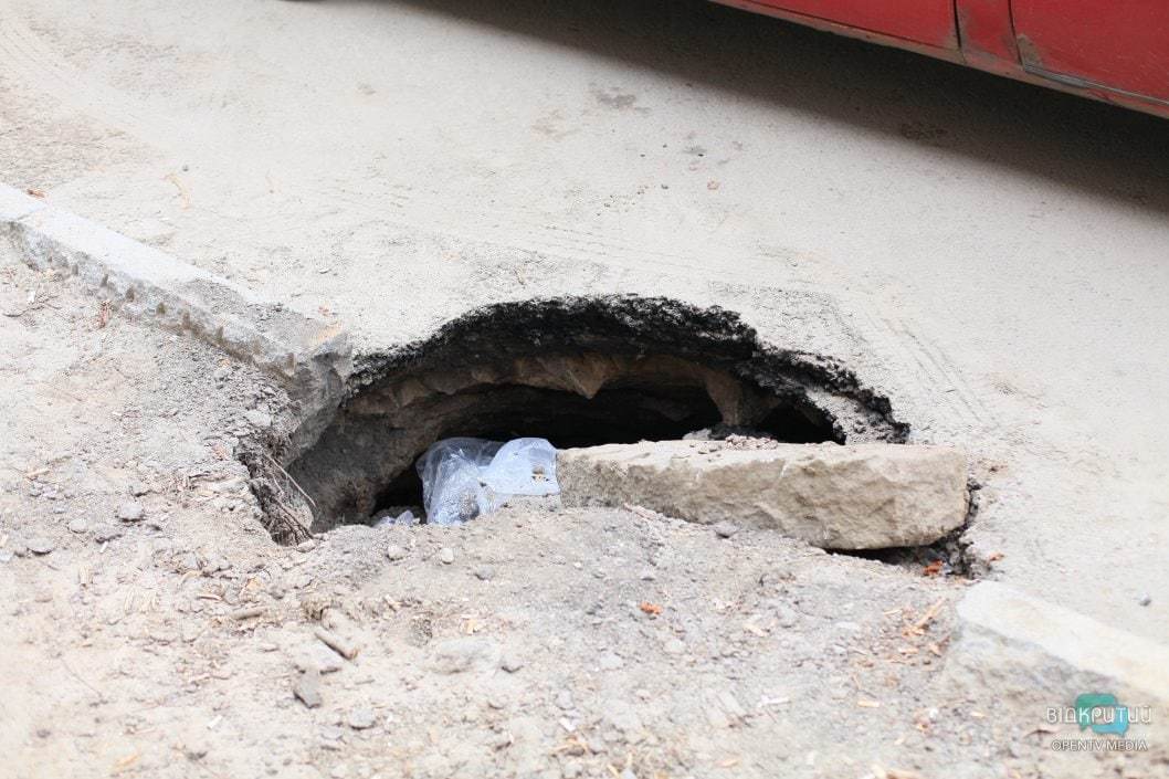 В центре Днепра автомобиль провалился в яму на дороге - рис. 3