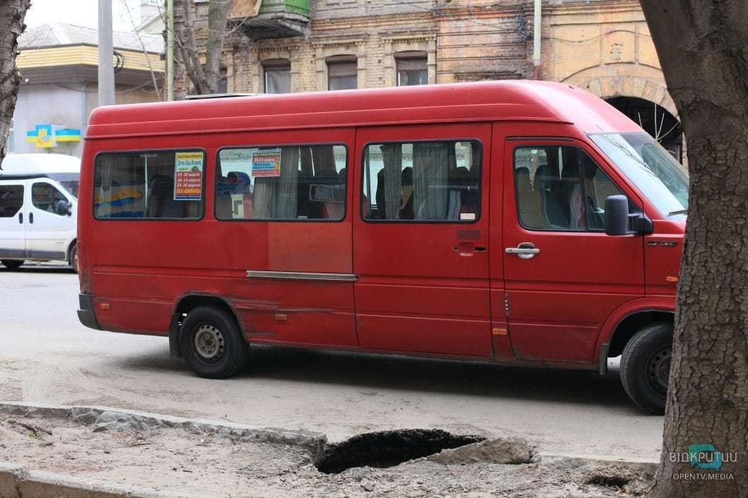 В центре Днепра автомобиль провалился в яму на дороге - рис. 1