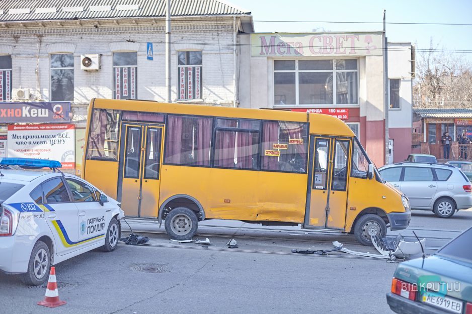 В Днепре возле «Озерки» столкнулись полицейское авто и маршрутка: движение трамваев парализовано - рис. 8