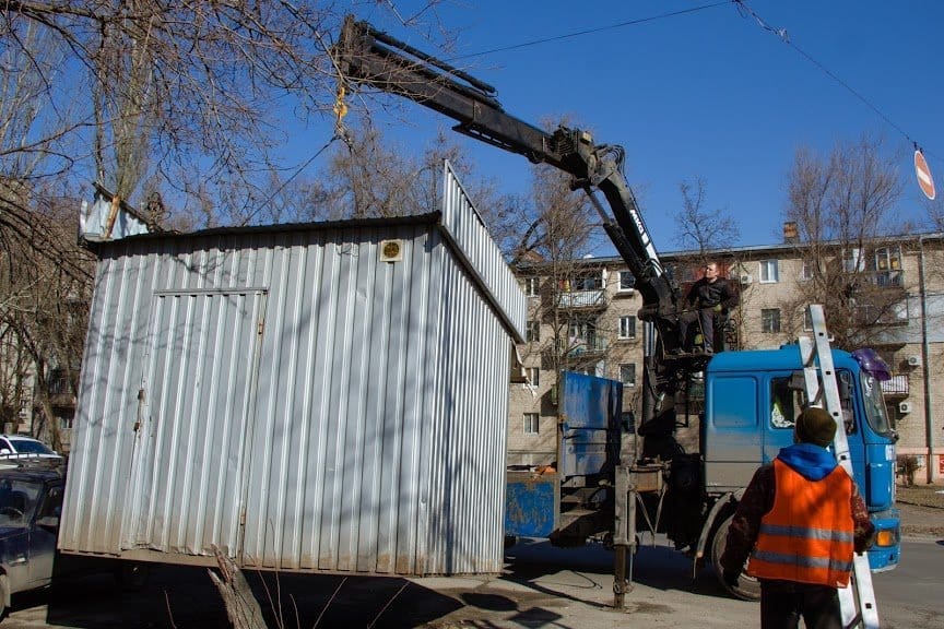 В Днепре демонтировали киоск, который неизвестные установили на проезжей части - рис. 2