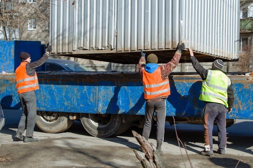 В Днепре демонтировали киоск, который неизвестные установили на проезжей части - рис. 2