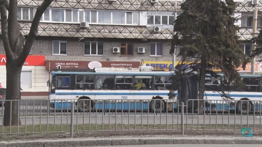 Тролейбус на «Західний» та інформаційні табло на зупинках - рис. 18