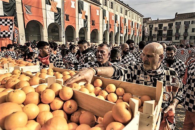 В итальянском городе Ивреа прошел батл апельсинов - рис. 3