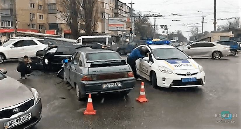 В Днепре на Слобожанском проспекте столкнулись автомобили Merсedes и ВАЗ - рис. 1